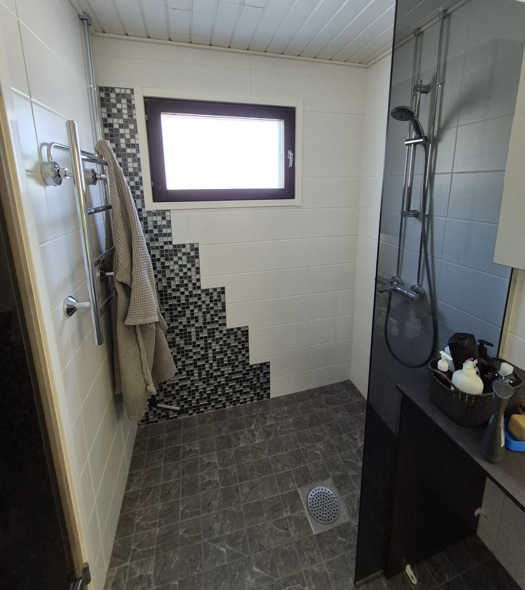 Osakkaat saivat toteuttaa halutessaan osakasmuutoksena lisäremontteja sovitun urakkasisällön lisäksi. Kuvassa kokonaisuudessaan urakan yhteydessä remontoitu kylpyhuone